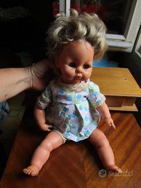 Bambola vintage inizio anni 70 con carillon