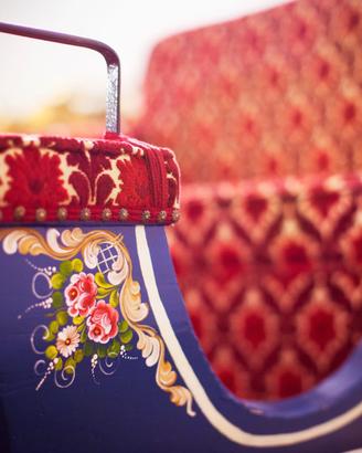 🛷 Slitta storica trainata da cavalli, dipinta a m