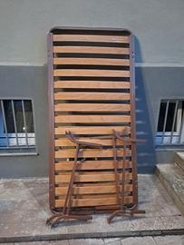 Reti per letto siingolo con piedini in ferro.