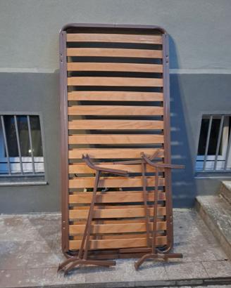 Reti per letto siingolo con piedini in ferro.