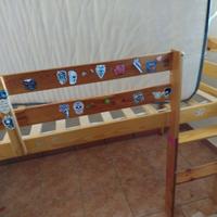 Letto soppalco con materasso e tenda.