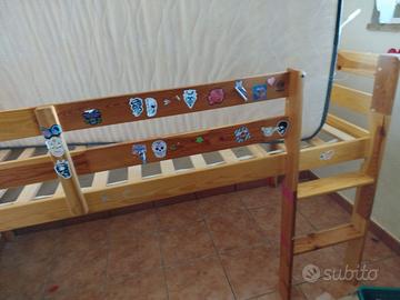 Letto soppalco con materasso e tenda.