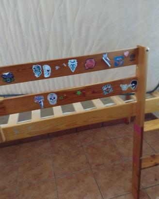 Letto soppalco con materasso e tenda.