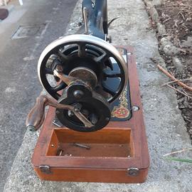 Macchina da cucire d'epoca