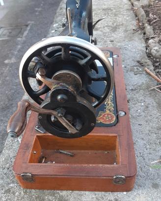 Macchina da cucire d'epoca