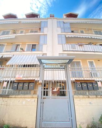 VIA INNAMORATI; 3Vani+Box+Posto Auto MAV268