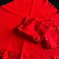 In rosso  fiammante, tovaglia tonda con 6 tovaglio