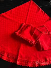 In rosso  fiammante, tovaglia tonda con 6 tovaglio