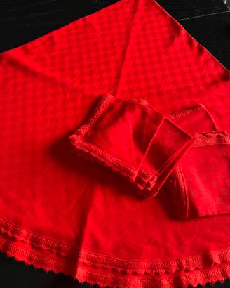 In rosso  fiammante, tovaglia tonda con 6 tovaglio