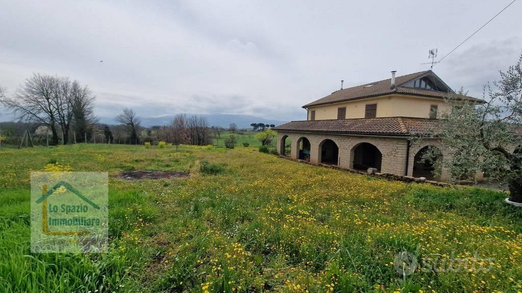 Villa di 310 m² con più di 5 locali a Genazzano - Altro