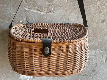 Cestino da pesca vintage in vimini con tracolla
