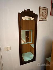 Specchio verticale con cornice in legno intagliata