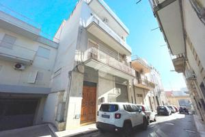3 LOCALI A CANOSA DI PUGLIA