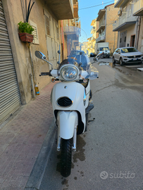 Aprilia Scarabeo 200 anno 2012 colore bianco,