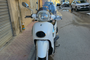 Aprilia Scarabeo 200 anno 2012 colore bianco,