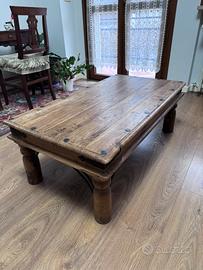 Tavolino in legno con elementi in ferro