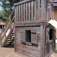Casetta in legno con scivolo