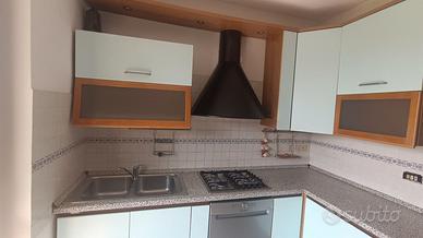 cucina completa di elettrodomestici