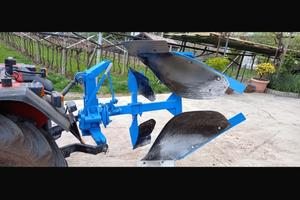 Aratro reversibile molto robusto