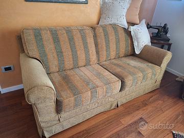 Divano a tre posti 