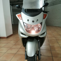 Scooter 250 marca yamaha