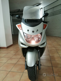 Scooter 250 marca yamaha