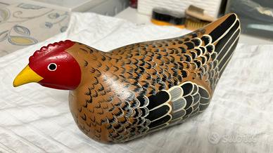 Gallina in legno dipinta a mano
