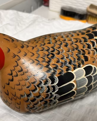 Gallina in legno dipinta a mano