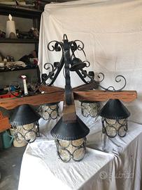 Lampadario in ferro battuto e legno