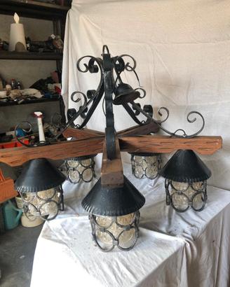Lampadario in ferro battuto e legno