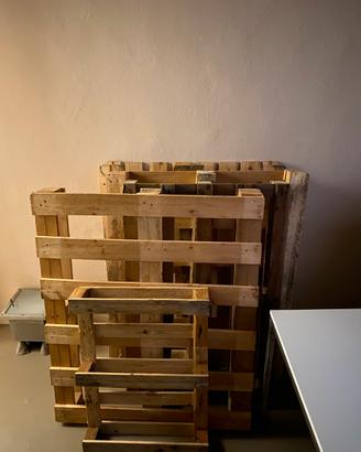 Bancali in legno per arredamento o giardino
