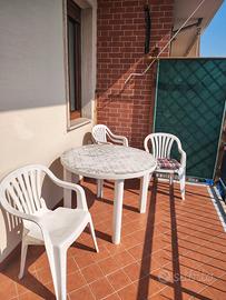 Set da giardino: 4 sedie + tavolo rotondo + 2 cusc