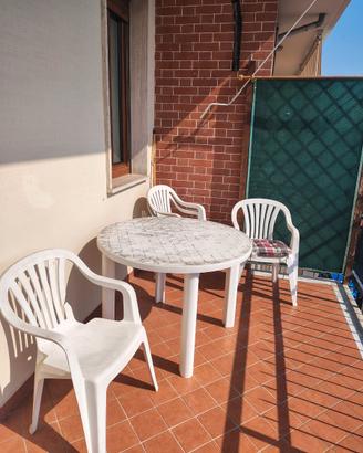 Set da giardino: 4 sedie + tavolo rotondo + 2 cusc