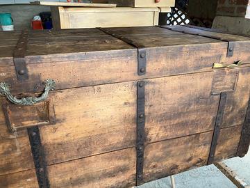 Baule in vero legno restaurato con maniglia