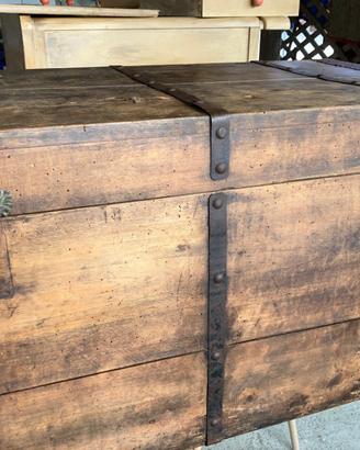 Baule in vero legno restaurato con maniglia
