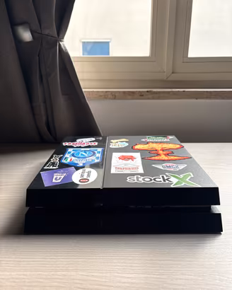Playstation 4 + 10 giochi + 4 joystick