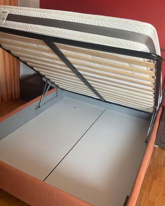 letto matrimoniale e comodini