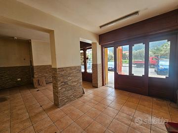 Locale commerciale due vetrine