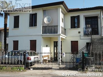 Vigonovo: Casa singola con 2 appartamenti trilocal