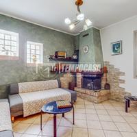 PORZIONE DI BIFAMILIARE CON GIARDINO PRIVATO