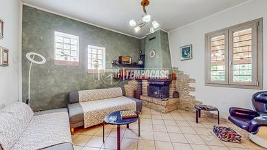 PORZIONE DI BIFAMILIARE CON GIARDINO PRIVATO