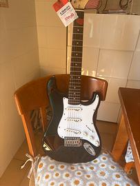 Chitarra elettrica nuova con amolificatore