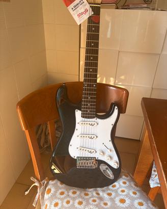 Chitarra elettrica nuova con amolificatore
