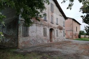 Casa colonica stalla e fienile