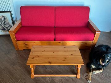 Divano letto rosso in legno con tavolino da salott