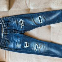 jeans strappati