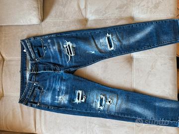 jeans strappati