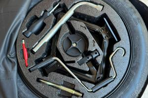 Kit Ruotino di scorta con Attrezzi e Borsa