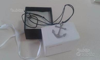 Collana con medaglia acciaio e con filo in cotone