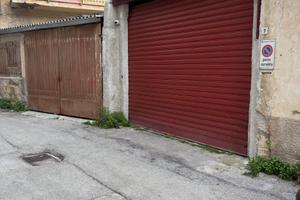 Magazzino di mq 180 circa a Carini con due apertur